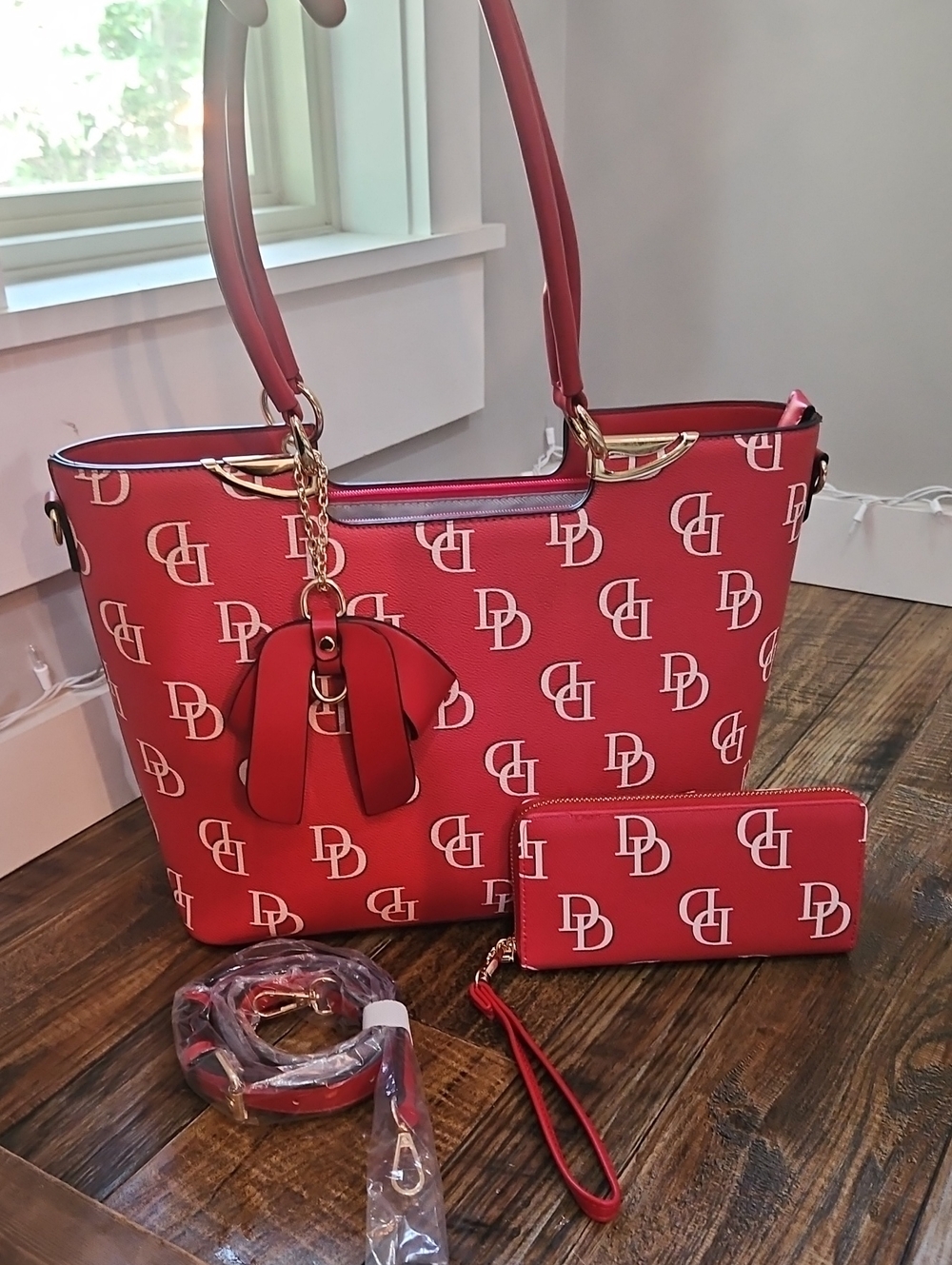 New Classic Fashion Large Signature DD Red Tote Bag Bow Charm- Matching Wristlet